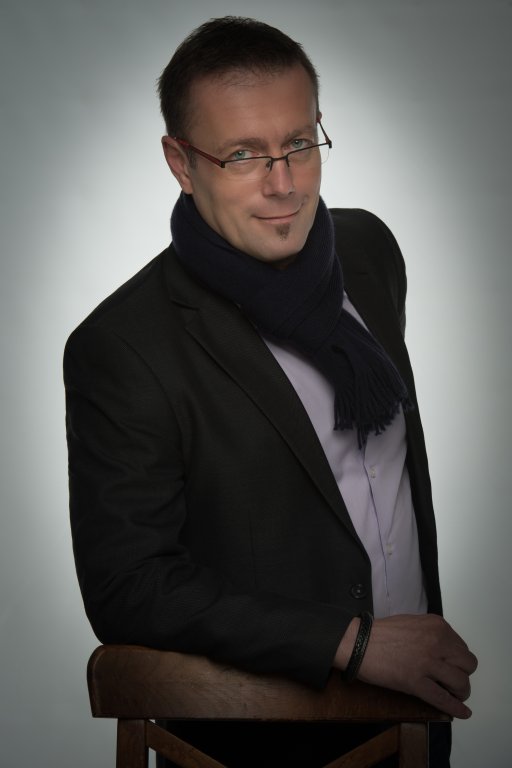 Palatinus Zoltán sötét zakóban és sálban